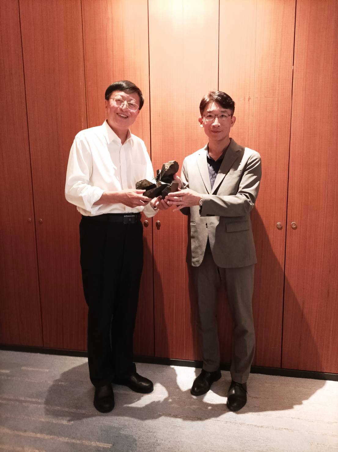 林理事長致贈禮品予中國鑄造協會張立波會長-20250519